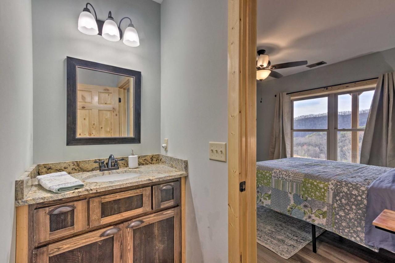 Hilltop Cabin On 5 Acres With Hot Tub And Waterfall! مدينة كليرمونت المظهر الخارجي الصورة